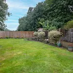 Modern 1 Bed-Nr Warner Bros-Parking-Garden