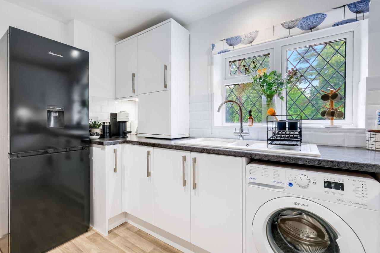 Modern 1 Bed-nr Warner Bros-parking-garden